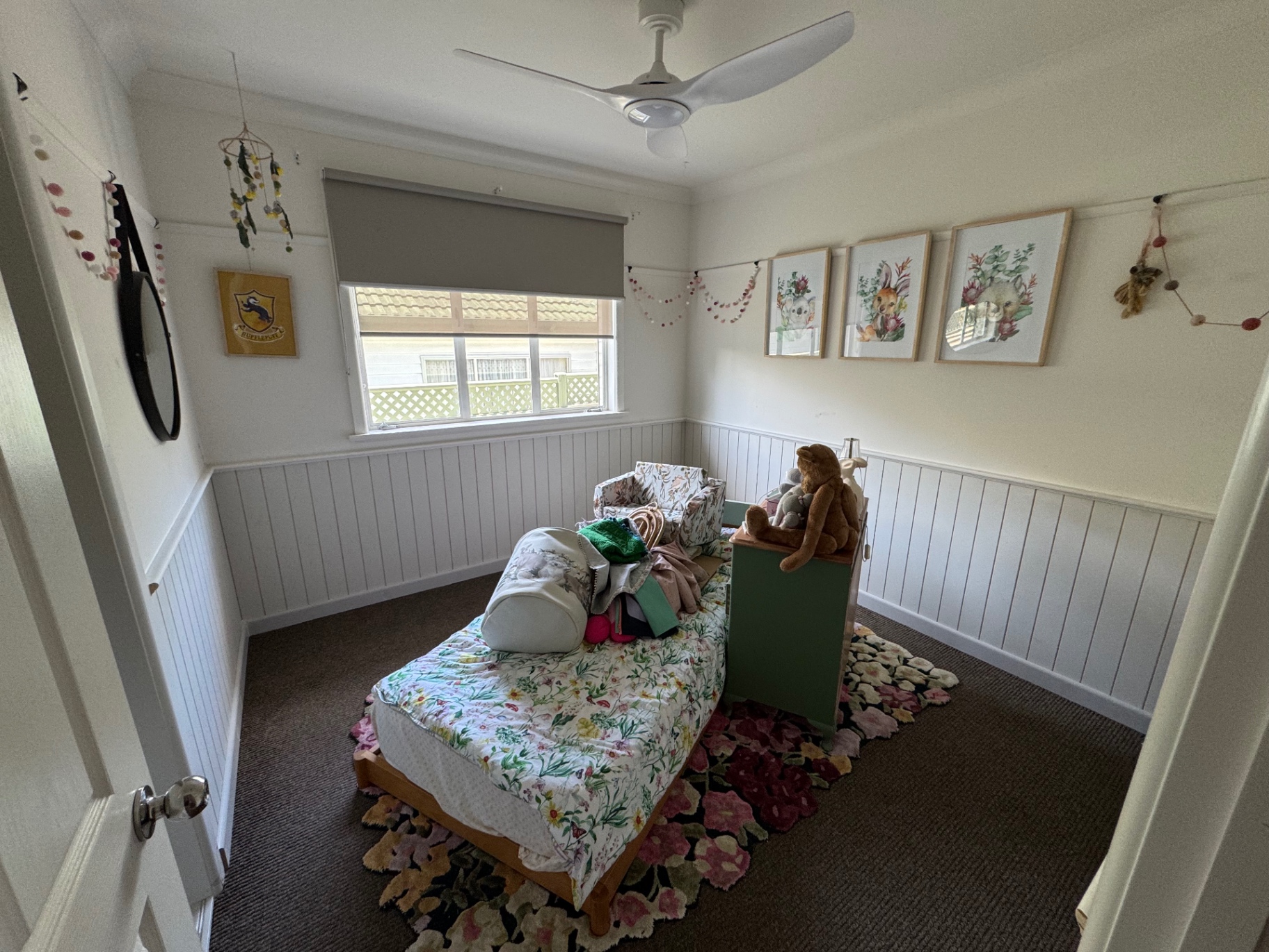 Bedroom with white dato wall panelling